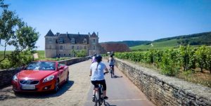 Entrée du Clos de Vougeot à vélo